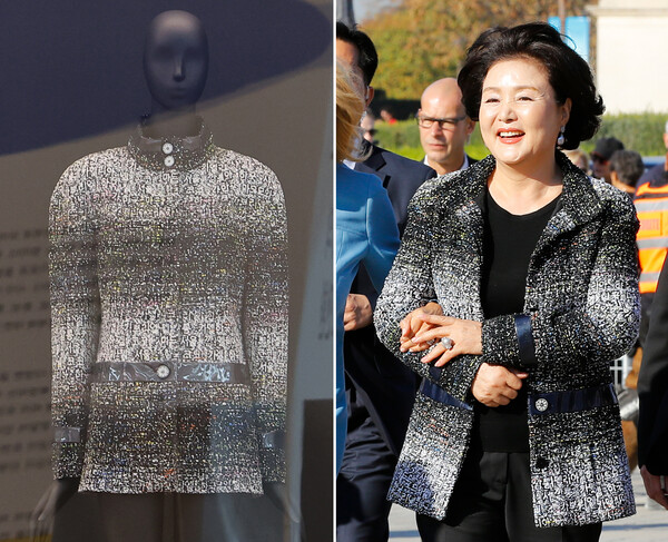 문재인 대통령 2018년 프랑스 국빈방문 당시 김정숙 여사가 입었던 샤넬 한글 재킷이 30일 영종도 인천국제공항 제1여객터미널에 전시돼 있다(왼쪽 사진). 오른쪽 사진은 2018년 10월 15일 김 여사가 에마뉘엘 마크롱 대통령 부인 브리지트 마크롱 여사와 프랑스 파리 루브르 박물관으로 입장하고 있는 모습. /연합뉴스