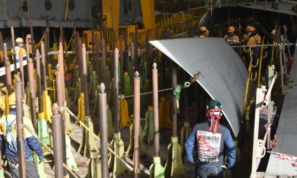 현대중공업 울산조선소에서 지난해 2월, 40대 근로자가 사고로 사망해 노사 관계자들이 현장을 확인하고 있다. /연합뉴스