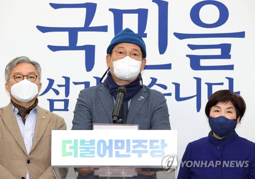 송영길 더불어민주당 전 대표가 민주당 서울시장 후보로 급부상하고 있는 배경에는 이재명 재수 플랜을 위한 수도권 교두보 확보 노림수가 있다는 분석도 있다. 지난 3월 10일 오후 서울 여의도 국회에서 열린 기자회견에서 송영길 당시 민주당 대표가 대표직 사퇴의사를 밝히고 있다. /국회사진기자단=연합뉴스