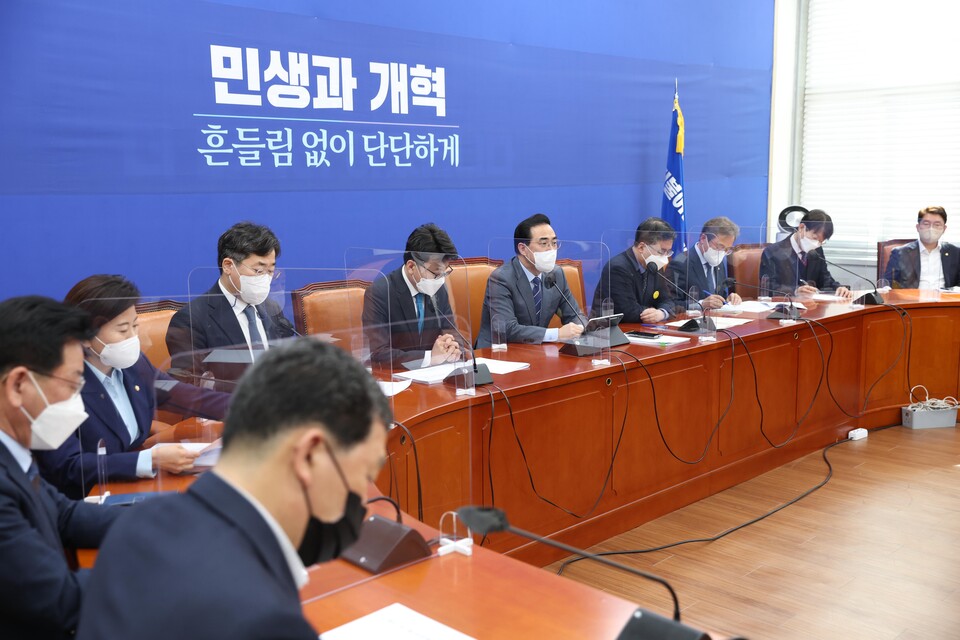 박홍근 더불어민주당 원내대표가 5일 오전 국회에서 열린 원내대책회의에서 발언하고 있다. /연합뉴스