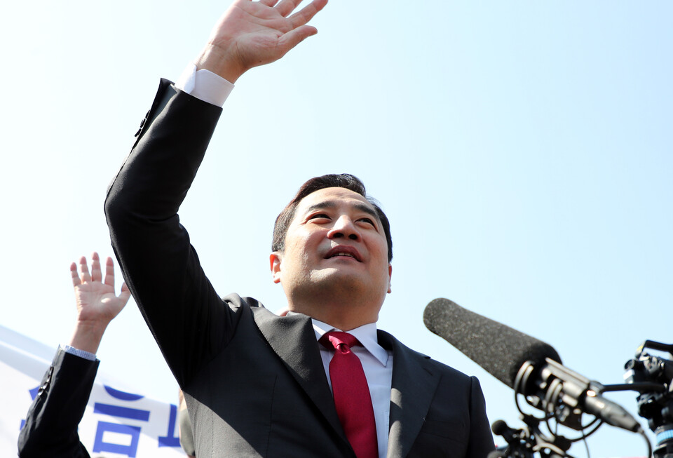 유튜브 채널 가로세로연구소 출연진인 강용석 변호사가 4일 오후 경기 수원시 세류역에서 기자회견을 열고 경기도지사 선거 출마를 선언한 뒤 손을 흔들고 있다. / 연합뉴스