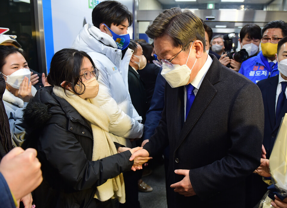 더불어민주당 이재명 대선 후보가 10일 새벽 기자회견을 하기 위해 서울 여의도 중앙당사에 들어서며 지지자들과 인사를 나누고 있다. /연합뉴스