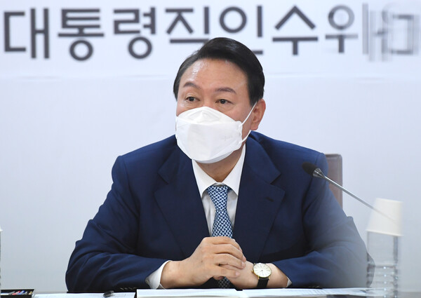 윤석열 대통령 당선인이 6일 오후 서울 종로구 통의동 제20대 대통령직인수위원회에서 열린 시·도지사 간담회에서 인사말을 하고 있다. /인수위사진기자단=연합뉴스