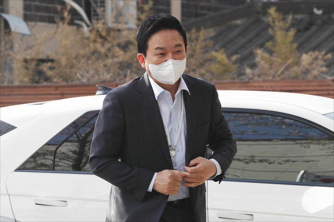 원희룡 인수위 기획위원장이 8일 오전 서울 종로구 통의동 제20대 대통령직 인수위원회 사무실로 출근하고 있다./ 연합뉴스