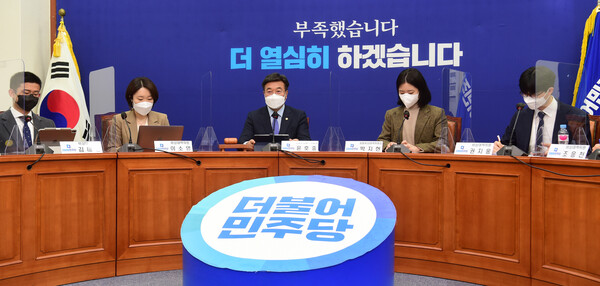 더불어민주당이 5월 새 정부 출범을 앞두고 검찰개혁 드라이브를 다시 걸고 있다. 대통령직인수위원회가 박범계 법무부 장관의 사법공약 반대를 이유로 지난 3월 24일 법무부 업무보고를 사실상 거부한 가운데 거대 의석을 가진 민주당이 가속 페달을 밟으면서 검찰 문제를 놓고 신·구 권력 간 다층적인 충돌 전선이 형성되는 모습이다. 민주당이 추진하는 검찰개혁 방향은 이른바 '검수완박'이다. 사진은 더불어민주당 윤호중 공동비상대책위원장이 지난 3월 23일 오전 서울 여의도 국회에서 열린 비상대책위원회 회의에서 발언하고 있는 모습. /국회사진기자단=연합뉴스