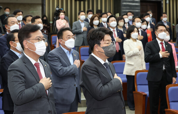 국민의힘은 11일 의원총회를 열고 더불어민주당이 추진하는 이른바 '검수완박'(검찰 수사권 완전 박탈) 저지 방안 등을 논의했다. 지난 8일 권성동 신임 원내대표 선출 이후 처음으로 열린 의원총회다. 국민의힘 권성동 원내대표 등 참석 의원들이 11일 국회에서 열린 의원총회에서 국기에 경례하고 있다. /연합뉴스