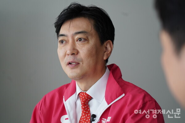 유정현 국민의힘 서초구청장 예비후보가 11일 오후 서울 서초구 그의 선거사무실에서 여성경제신문과 인터뷰를 하고 있다. /장세곤 기자