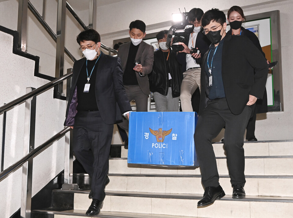 더불어민주당 이재명 전 대선후보의 배우자 김혜경 씨의 '법인카드 유용 의혹'을 수사 중인 경기남부경찰청이 4일 오후 경기도청 총무과, 의무실, 조사담당관실 등을 압수수색한 뒤 압수물이 든 상자를 가져나오고 있다. /연합뉴스