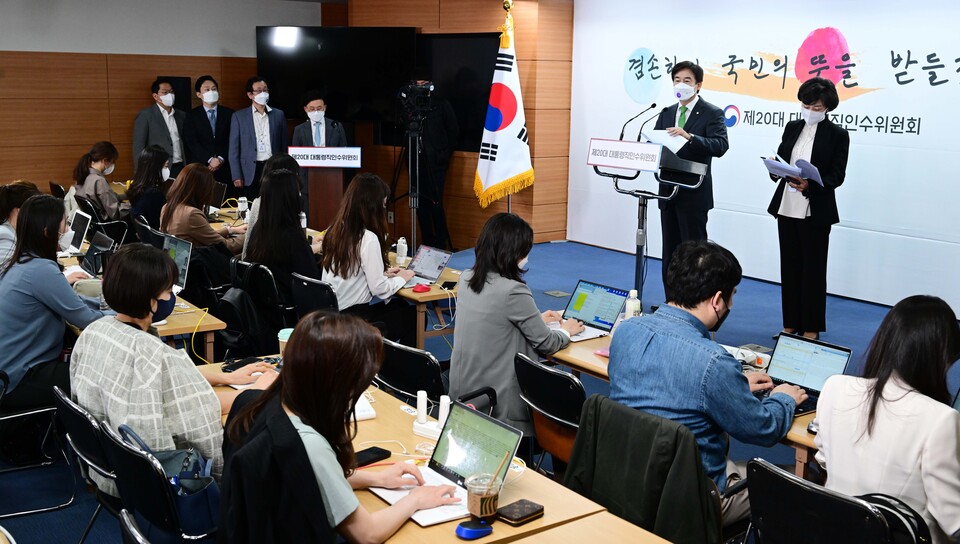 이용호 제20대 대통령직인수위원회 정무사법행정분과 간사(왼쪽)와 박순애 인수위원이 11일 서울 인수위원회 공동기자회견장에서 법적·사회적 나이 계산법 통일에 관한 브리핑을 하고 있다. /연합뉴스