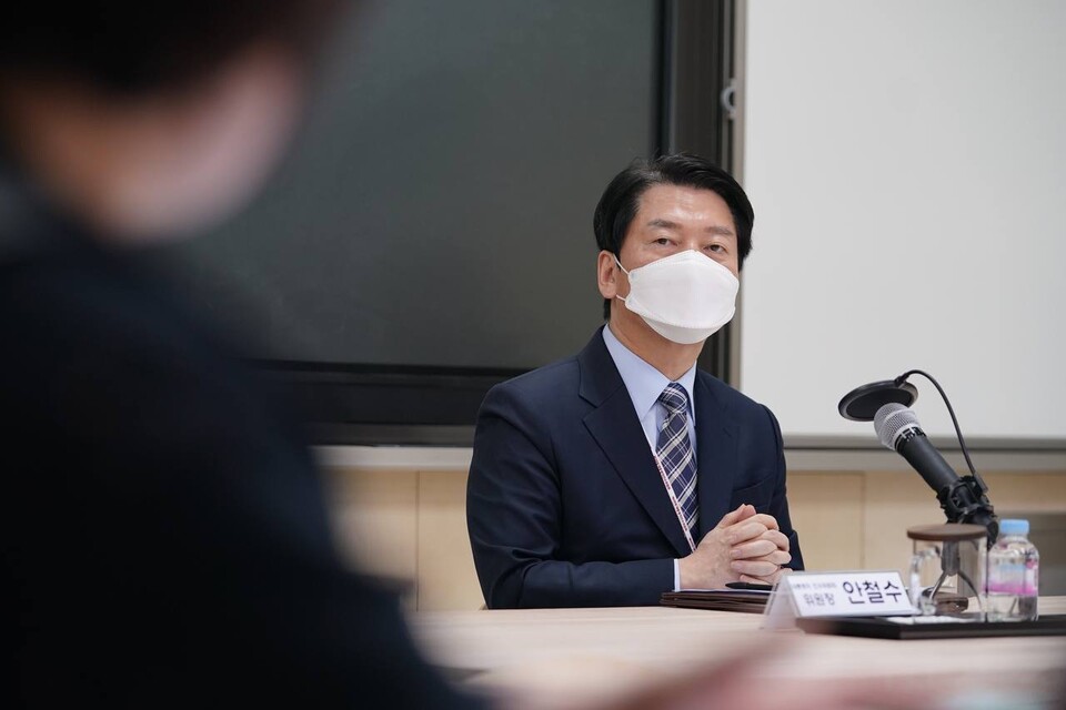 안철수 대통령직인수위원장이 13일 오전 서울 마포구 홍익대학교사범대학부속여자고등학교에서 열린 코로나 방역 대책 관련 학교현장 간담회에서 발언하고 있다. /당선인 대변인실