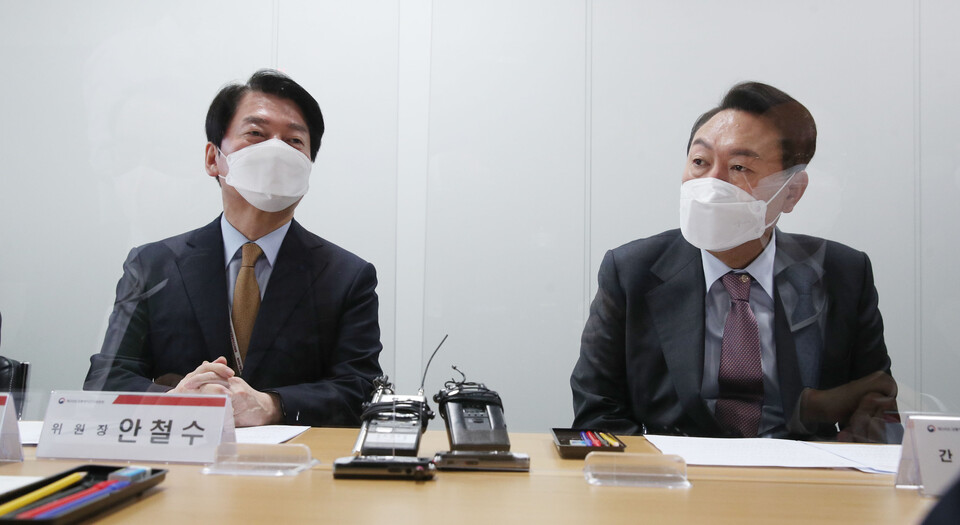 윤석열 대통령 당선인이 15일 오전 서울 종로구 통인동 대통령직인수위원회에서 안철수 대통령직 인수위원장이 주재하는 간사단 회의에 참석, 발언하고 있다. /인수위사진기자단=연합뉴스