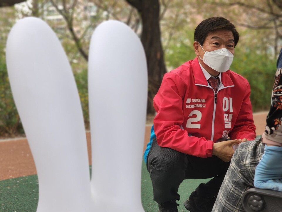 이필형 국민의힘 동대문구청장 예비후보가 서울 동대문구 공원에서 시민들을 만나고 있다./이필형 예비후보 측 제공