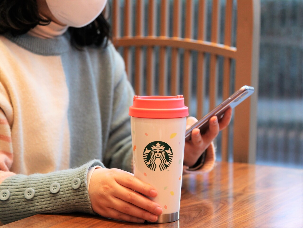 2021년 4월 스타벅스는 전국 스타벅스 매장 다회용컵 도입을 통한 일회용컵 사용률 0% 도전 등을 포함하는 ESG 전략을 발표했다. /스타벅스 코리아