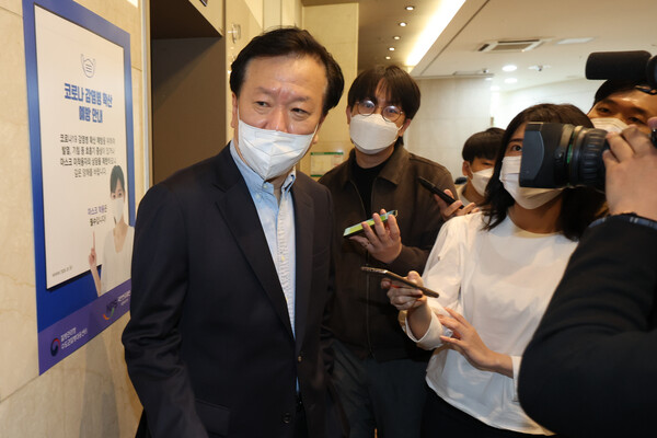 정호영 보건복지부 장관 후보자가 서울 서대문구 국민연금공단 서울북부지역본부에 마련된 후보자 사무실로 출근하며 자녀의 편입학 특혜 의혹과 관련해 취재진의 질문을 받고 있다. /연합뉴스