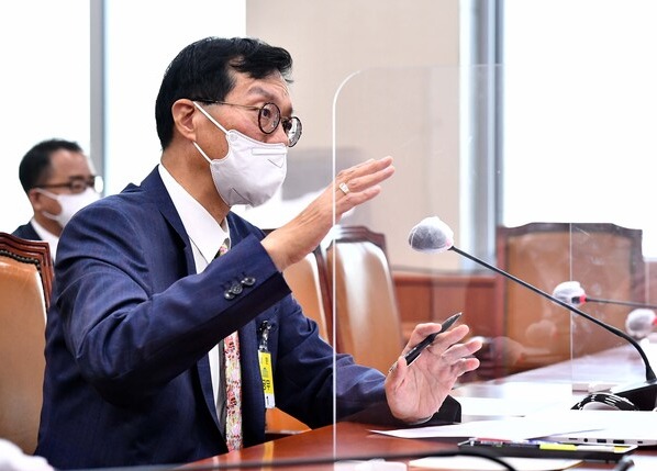 이창용 한국은행 총재 후보자가 19일 오전 국회 기획재정위원회 전체회의실에서 열린 인사청문회에서 의원 질의에 답하고 있다. /국회사진기자단=연합뉴스
