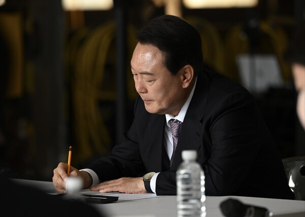 윤석열 대통령 당선인이 20일 전남 영암 대불국가산업단지에서 열린 기업인 간담회에서 메모하고 있다. /연합뉴스