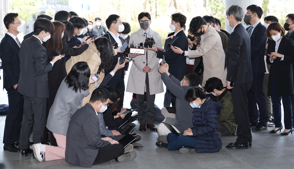 한동훈 법무부 장관 후보자가 15일 오전 후보자 사무실이 마련된 서울 서초구 서울고등검찰청 청사로 출근하며 취재진 질문에 답하고 있다. / 연합뉴스