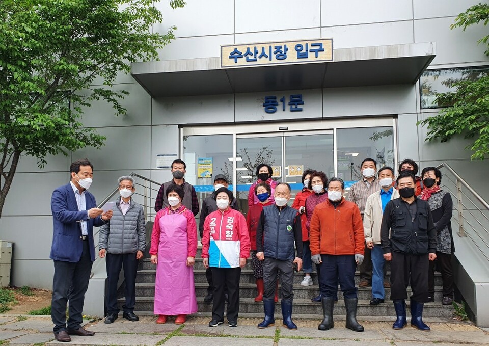 노량진 수산시장 상인들이 22일 김숙향 예비후보 지지 선언을 하고 있다. /김숙향 예비후보 제공