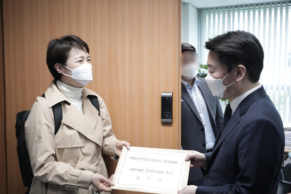 6·1 지방선거 경기지사 후보인 국민의힘 김은혜 의원이 25일 서울 종로구 통의동 대통령직인수위원회에서 안철수 위원장을 만나 건의사항을 전달하고 있다. /김은혜 선대위