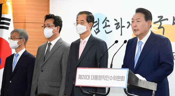 윤석열 대통령 당선인(오른쪽)이 14일 서울 통의동 제20 대대통령직 인수위원회에서 고용노동부와 농림축산식품부 장관 후보자를 발표하고 있다. 왼쪽부터 이정식 고용노동부 장관 후보자, 정황근 농림축산식품부 장관 후보자, 한덕수 국무총리 후보자. /인수위사진기자단=연합뉴스