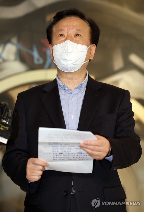 정호영 보건복지부 장관 후보자가 20일 오전 서울 서대문구 국민연금공단 서울북부지역본부에 마련된 사무실로 출근하며 아빠 찬스 의혹에 관한 입장을 밝히고 있다. /연합뉴스