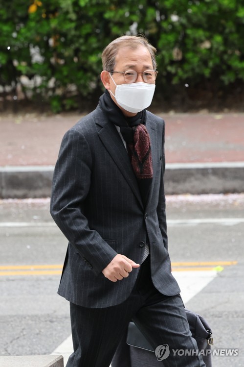 김인철 사회부총리 겸 교육부 장관 후보자가 14일 오전 서울 영등포구 한국교육시설안전원에 마련된 인사청문회 준비 사무실로 출근하고 있다. 김 후보자 역시 자녀의 아빠 찬스 의혹이 제기되고 있다. /연합뉴스