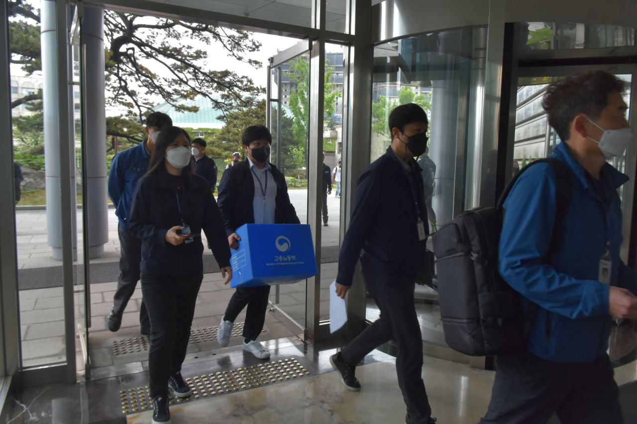 26일 고용노동부가 울산공장 폭발로 노동자가 숨진 사고와 관련해 현대중공업 압수수색을 진행하고 있다./ 연합뉴스