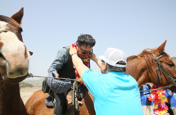 송광석 남북통일운동국민연합 회장이 백재현 원정대장에게 종주완료기념 메달을 걸어주고 있다. /사진=남북통일운동국민연합