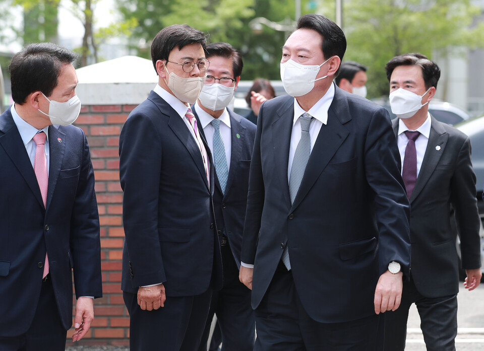 윤석열 대통령 당선인 측이 검수완박 중재안 처리에 맞서기 위한 대안으로 취임 후 국민투표 카드를 꺼냈다. 윤 당선인이 28일 충남 천안시 천안역에서 수도권 광역급행철도 GTX-C 노선 천안 연장 등 교통현안을 보고 받기 위해 입장하고 있다. /연합뉴스