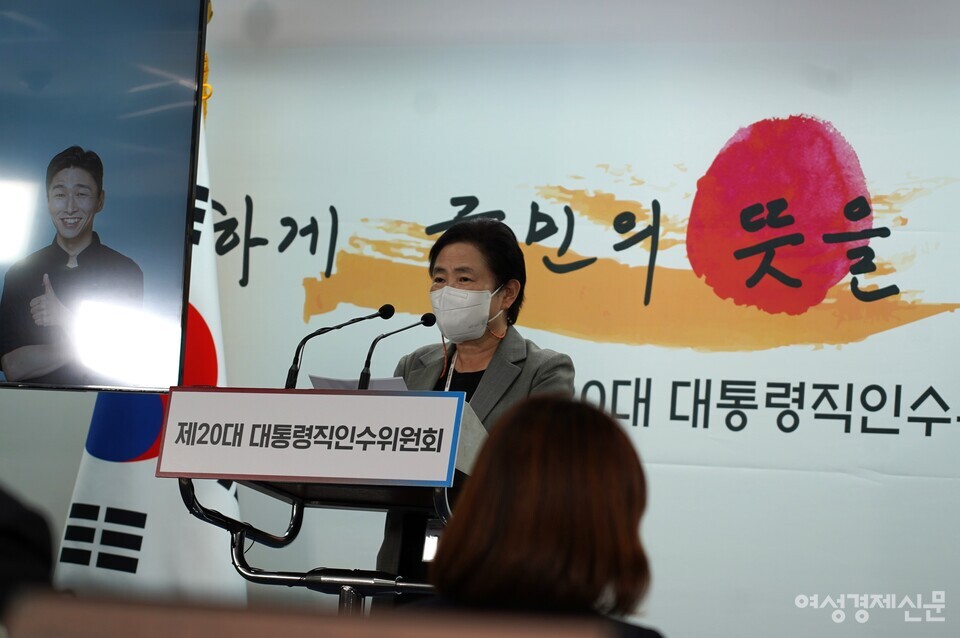 신용현 제20대 대통령직인수위원회 대변인이 28일 서울 종로구 통의동 인수위 기자회견장에서 정례 브리핑을 하고 있다. /최수빈 기자