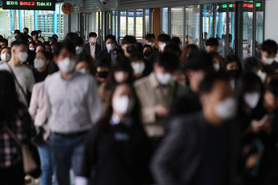 정부가 오는 5월 2일부터 실외 마스크 해제를 발표한 28일 오전 서울 신도림역에서 마스크를 쓴 시민들이 이동하고 있다. /연합뉴스