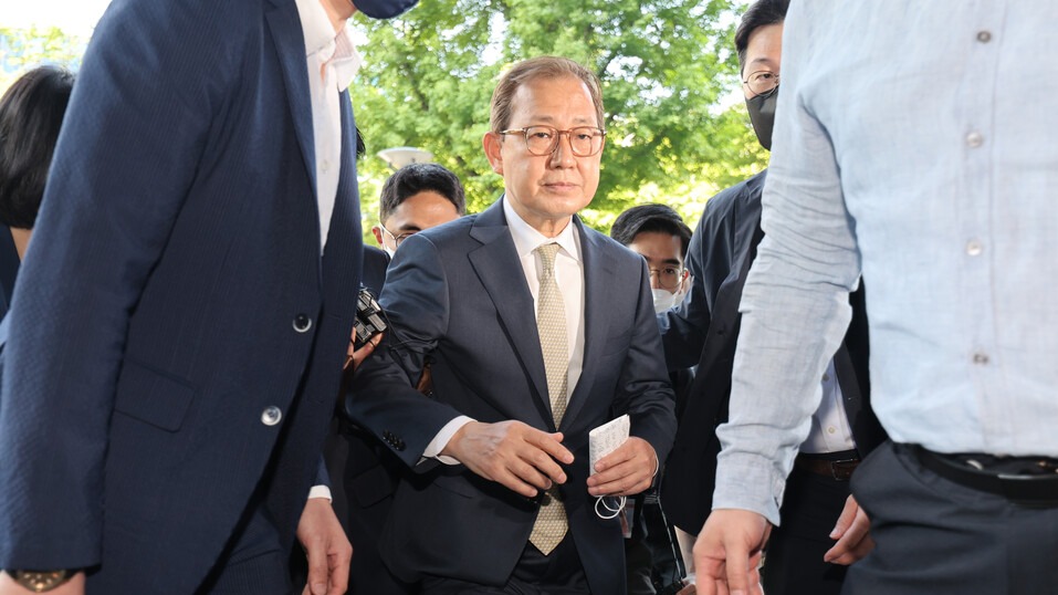 '온가족 장학금' 혜택에 이어 제자논문 표절 의혹을 받는 김인철 부총리 겸 교육부 장관 후보자가 3일 오전 서울 여의도 한국교육시설안전원에 마련된 후보자 사무실 앞에서 사퇴 입장을 밝힌 뒤 기자회견 자리를 떠나고 있다. /연합뉴스