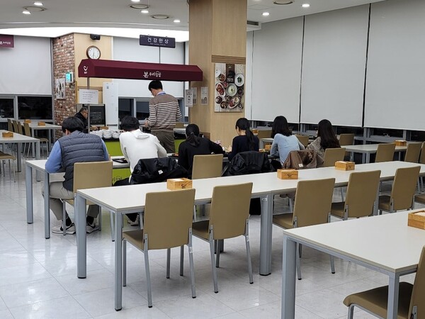 세종시 한 연구소의 구내식당의 점심시간 모습. 시차제로 한산하다. /한인애