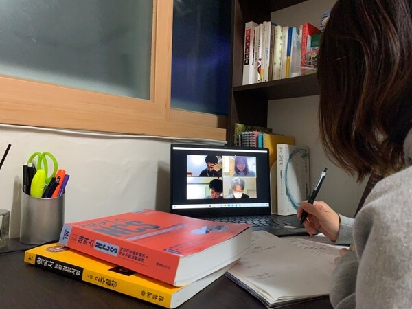 비대면으로 모여 함께 공부하는 모습. /한인애