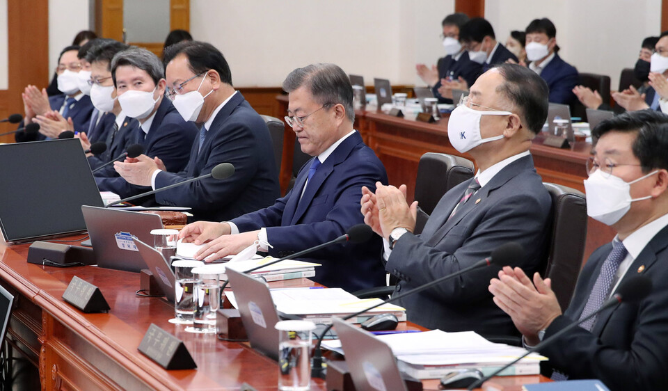 문재인 대통령이 3일 오후 청와대 본관 세종실에서 열린 마지막 국무회의에서 발언을 마친 뒤 박수받고 있다. / 연합뉴스