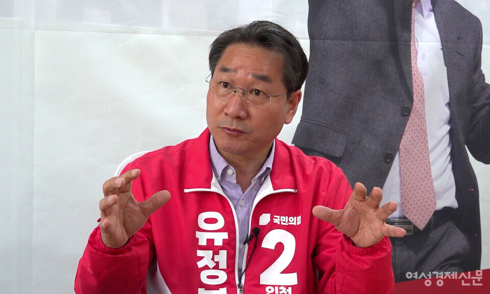 유정복 국민의힘 인천시장 후보가 4일 인천 선거사무소에서 인터뷰를 하고 있다. /장세곤 기자