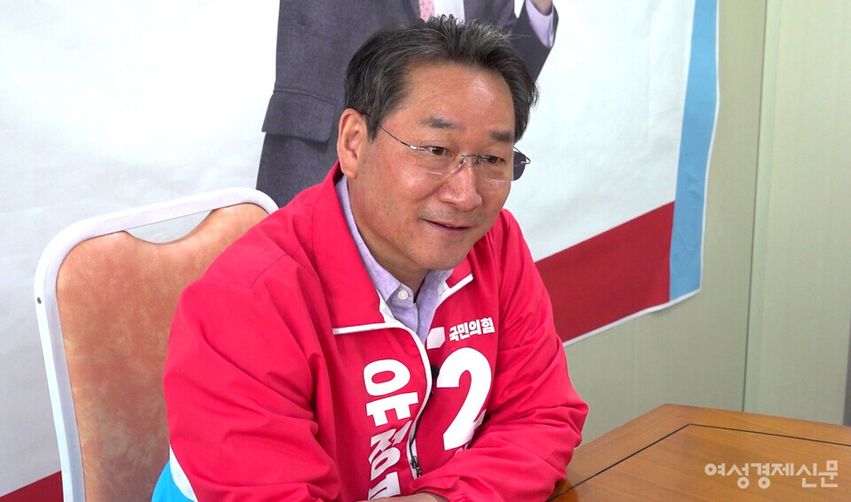 유정복 국민의힘 인천시장 후보가 4일 인천 선거사무소에서 인터뷰를 하고 있다. /장세곤 기자