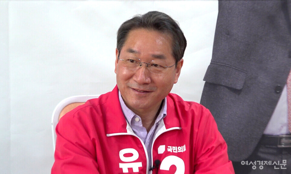 유정복 국민의힘 인천시장 후보가 4일 인천 선거사무소에서 인터뷰를 하고 있다. /장세곤 기자