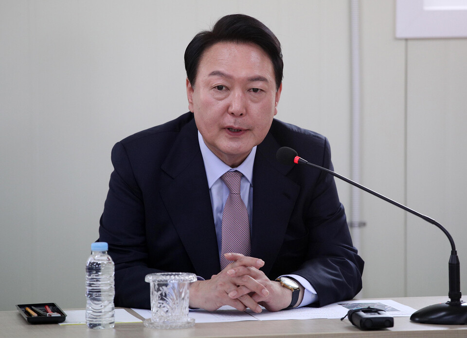 윤석열 20대 대통령 당선인이 4일 오후 강원 원주시 부론산업단지를 방문, 유관기관 관계자들과 간담회에서 발언을 하고 있다./인수위사진기자단=연합뉴스