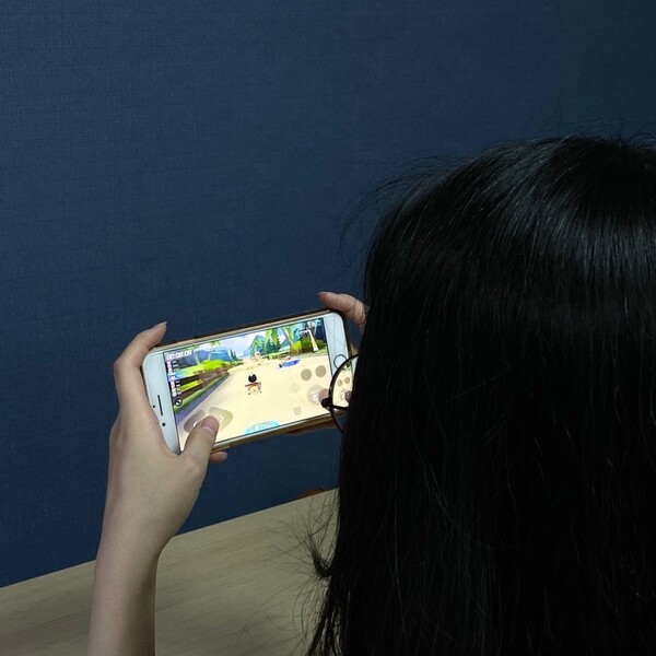 모바일 게임에 열중한 취재원의 모습. /최현정