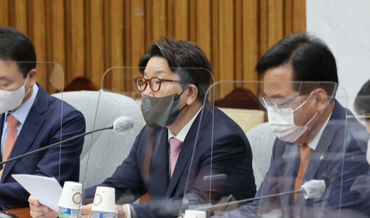 국민의힘 권성동 원내대표가 6일 오전 서울 여의도 국회에서 열린 원내대책회의에서 발언하고 있다. /연합뉴스