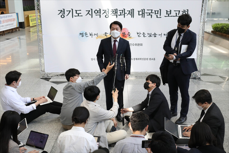 안철수 대통령직인수위원회 위원장이 6일 오후 수원 영통구 경기도경제과학진흥원에서 열린 경기지역 정책과제 국민보고회에 참석 후 분당갑 국회의원 보궐선거 출마와 관련한 취재진의 질문에 답하고 있다. / 연합뉴스