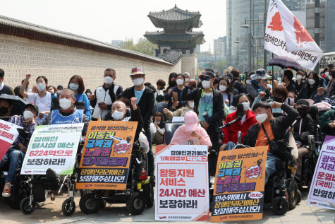 지하철 탑승 시위를 재개한 전국장애인차별철폐연대(전장연)의 장애인들이 지난달 21일 오전 서울 종로구 대통령직 인수위 인근에서 1박 2일 집중 농성 마무리 집회를 하고 있는 모습./연합뉴스