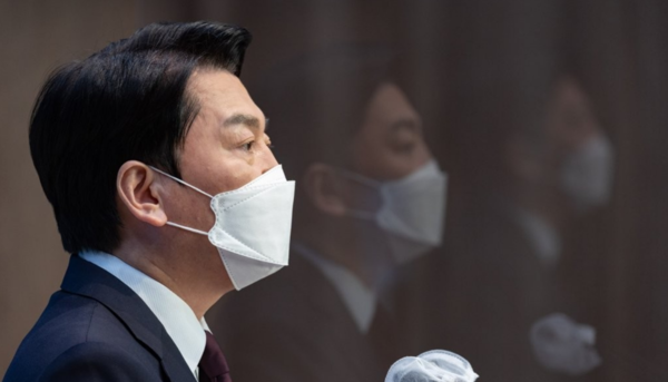 안철수 대통령직인수위원장이 8일 오후 국회 소통관에서 경기 분당갑 국회의원 보궐선거 출마 선언 기자회견을 하고 있다./연합뉴스