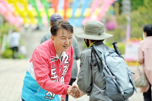 김영환 국민의힘 충북지사 후보가 8일 ‘부처님오신 날’을 맞아 충북도내 사찰에서 열린 봉축법요식에 참여했다. /김영환 선대위