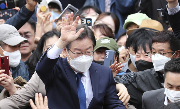 인천 계양을 국회의원 보궐선거에 나서는 더불어민주당 이재명 상임고문이 8일 인천 계양산 야외공연장에서 열린 출마 선언 기자회견에서 지지자들에게 인사하고 있다. /국회사진기자단=연합뉴스