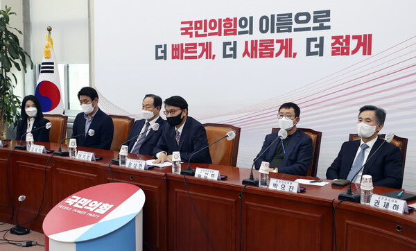  국민의힘 윤상현 6.1 재보궐선거 공천관리위원회 위원장(왼쪽네번째)이 29일 서울 여의도 국회에서 열린 6.1 재보궐선거 공관위 1차 회의에 참석해 발언하고 있다. /국회사진기자단=연합뉴스