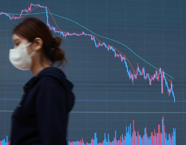 비트코인 등 가상화폐들이 폭락한 12일 서울 서초구 빗썸 고객센터 전광판에 가상화폐들의 실시간 시세가 표시되고 있다. 이날 국내 가상화폐 시장에서 비트코인 가격은 9개월여만에 처음으로 4000만원 밑으로 떨어졌다./ 연합뉴스