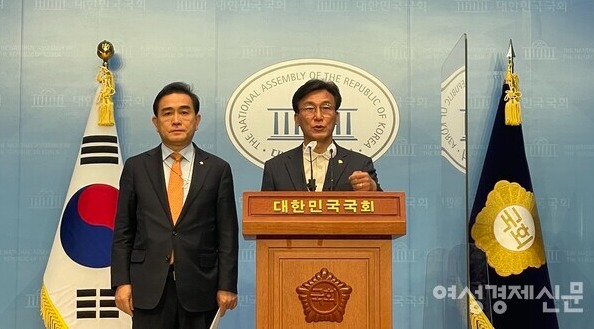 13일 오후, 서울 여의도 국회의사당 소통관 기자회견장에서 김민석, 태영호 의원이 대북 코로나19 지원 관련 공동 성명을 발표하고 있는 모습./김현우 기자