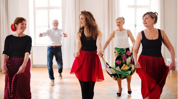 나이가 들수록 댄스가 건강에 도움이 된다. 뻣뻣하게 굳어진 육신에 갇혔던 동작을 해방시키고 잠자던 근육과 관절을 자극하여 새로움 폼과 동작을 만들어낸다. /게티이미지뱅크